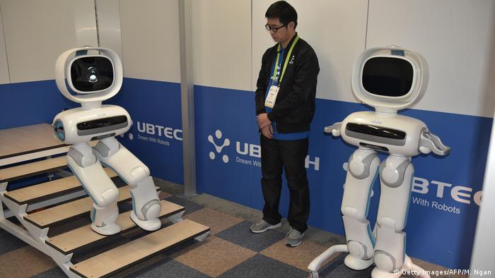 A Butler-Robot goes down the stairs (Photo: Getty Images)
