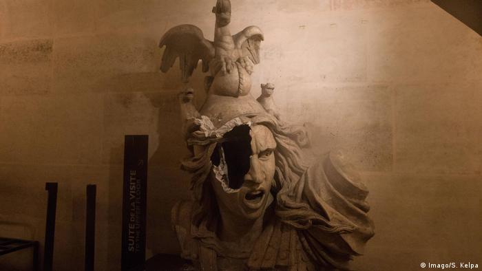 The smashed face of a statue seen near the Arc De Triomphe during a Yellow Vest protest in Paris (Imago/S. Kelpa)