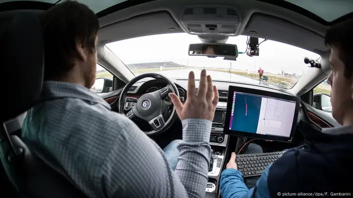 Ein Fahrer lässt das Lenkrad los (Foto: picture-alliance)