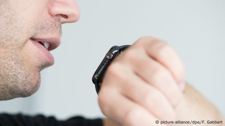 Mann spricht in Apple Watch (Foto: picture-alliance)