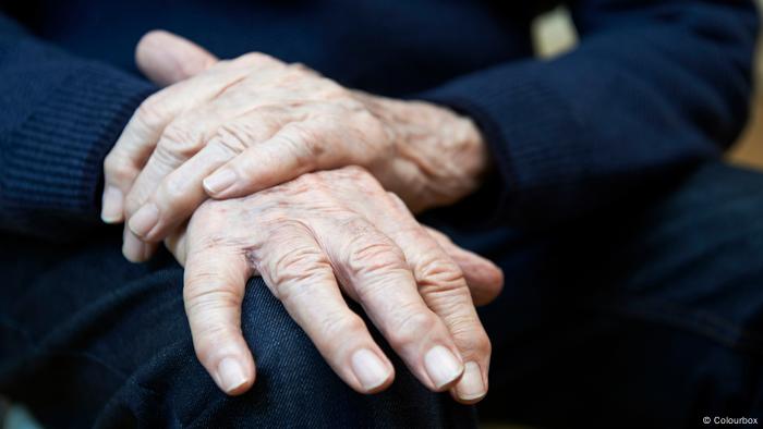 Die Hände eines alten Mannes, der unter Parkinson leidet