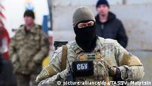 DONETSK REGION, UKRAINE - DECEMBER 27, 2017: An employee of the Security Service of Ukraine (SBU) seen during an exchange of war prisoners between the Ukrainian Government and the Lugansk People's Republic by the Mayorsk checkpoint near the city of Horlivka on the line of contact. 74 servicemen of the Lugansk People's Republic were swapped for 16 Ukrainian soldiers. Valery Matytsin/TASS Foto: Valery Matytsin/TASS/dpa |