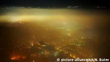 SKOPJE, MACEDONIA - DECEMBER 14 : Heavy fog and smog cover Skopje as air pollution levels are high during night in Skopje, Macedonia on December 14, 2017. Skopje is one of the most polluted cities in the world according to media reports. Nake Batev / Anadolu Agency | Keine Weitergabe an Wiederverkäufer.