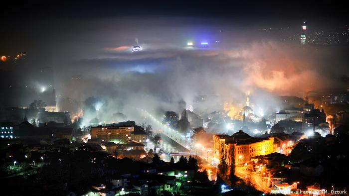 Bosnien und Herzegowina Smog in Sarajevo (picture-alliance/AA/M. Ozturk)