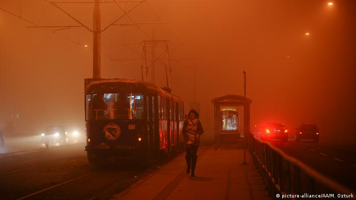 Bosnien und Herzegowina Smog in Sarajevo (picture-alliance/AA/M. Ozturk)