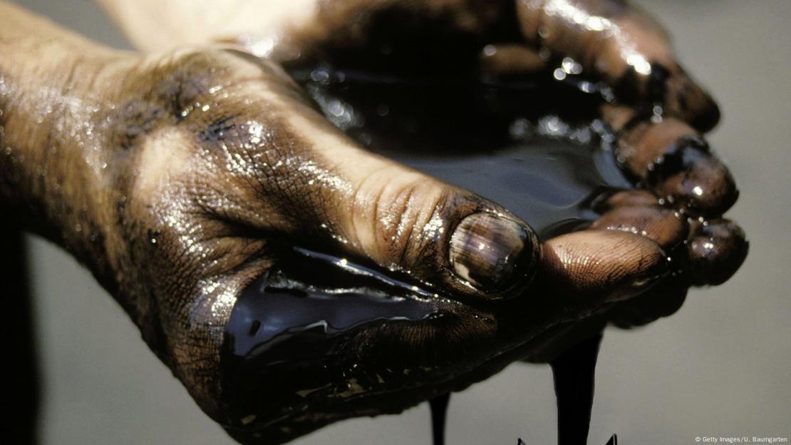نفت سیاه روی دست یک کارگر