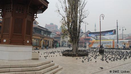 Ružno vrijeme, sivilo i smog bitno su utjecali i na broj turista u gradu. Tako je stari čaršijski trg kod Sebilja, inače uvijek prepun turista koji se rado fotografiraju pored stare gradske atrakcije, pun tek uspavanih golubova.