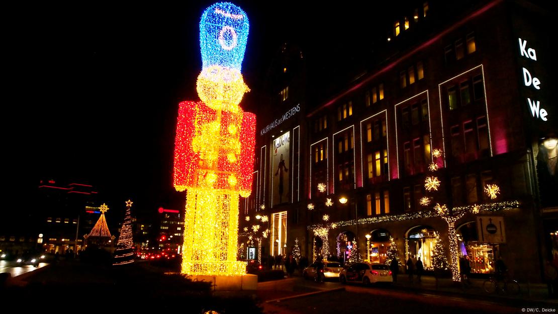 Das KaDeWe in Berlin in nächtlichem weihnachtlichen Glanz 