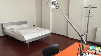 Zimmer im Prellerhaus mit Bett, Lampe und Schreibtisch