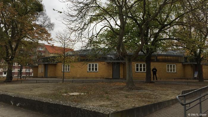 The unemployment office in Dessau designed by Walter Gropius is a circular brick building (DW/S. Oelze)