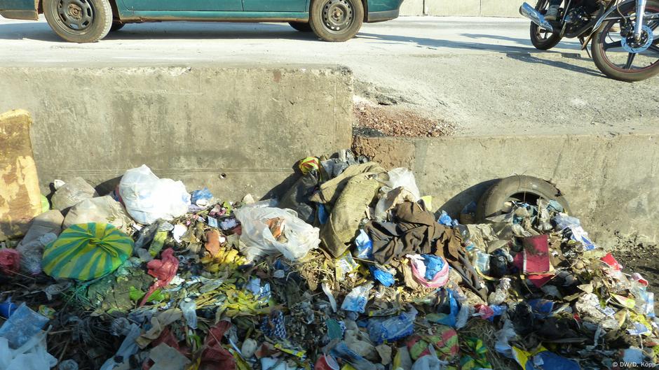Malgré les promesses, Conakry reste envahie par les ordures