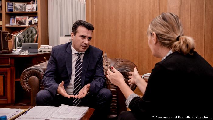 Der mazedonische Ministerpräsident Zoran Zaev im Gespräch mit der DW-Korrespondentin Katerina Blazevska