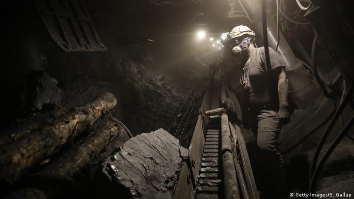 Górnik nadzoruje maszynę rozdrabniającą węgiel ze ściany około 1000 metrów pod powierzchnią w KWK Pniówek w Polsce