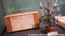 30.11.2018, Berlin: Blick in der Ausstellung Engel, Hakenkreuz, Felsendom - Christbaumschmuck vom 19. Jahrhundert bis heute im Deutschen Historischen Museum auf einen Miniatur-Christbaum, der im Ersten Weltkrieg als Feldpost aus der Heimat an die Front verschickt wurde. Die Ausstellung ist noch bis zum 3. März 2019 zu sehen. Foto: Jörg Carstensen/dpa +++ dpa-Bildfunk +++ | Verwendung weltweit