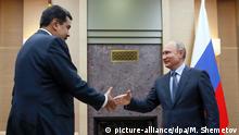 05.12.2018, Russland, Moskau: Wladimir Putin (r), Präsident von Russland, begrüßt Nicolas Maduro, Präsident von Venezuela, bei ihrem Treffen im Anwesen Nowo-Ogarjowo außerhalb von Moskau. Foto: Maxim Shemetov/Pool Reuters/AP/dpa +++ dpa-Bildfunk +++ |