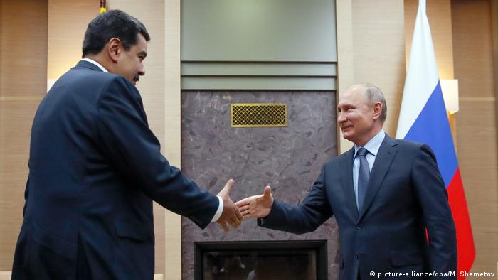 Nicolás Maduro y Vladimir Putin se dan la mano en un encuentro en Moscú en 2018.