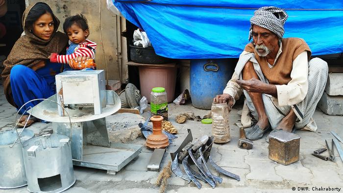 Indien Slumbewohner in Delhi (DW/R. Chakraborty)