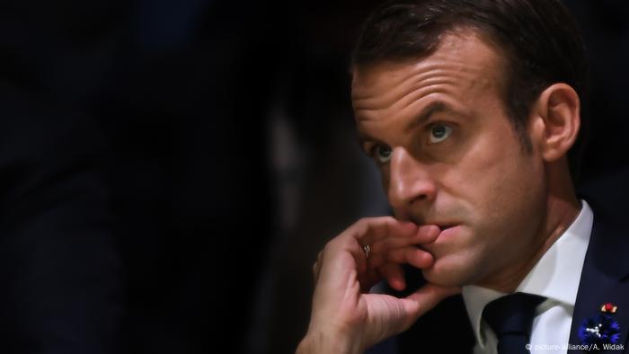 Frankreich, Paris: Emmanuel Macron schaut besorgt