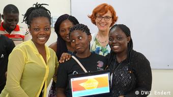 DW Akademie Ghana Country Coordinator Beate Weides with students from the Ghana Institute of Journalism | DW/J. Endert