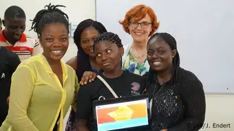 DW Akademie Ghana Country Coordinator Beate Weides with students from the Ghana Institute of Journalism | DW/J. Endert