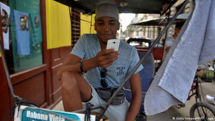 Cuban Citizens Can Now Access The Internet On Smartphones News Dw 06 12 2018 Cell Phone Usage In Cuba 2022