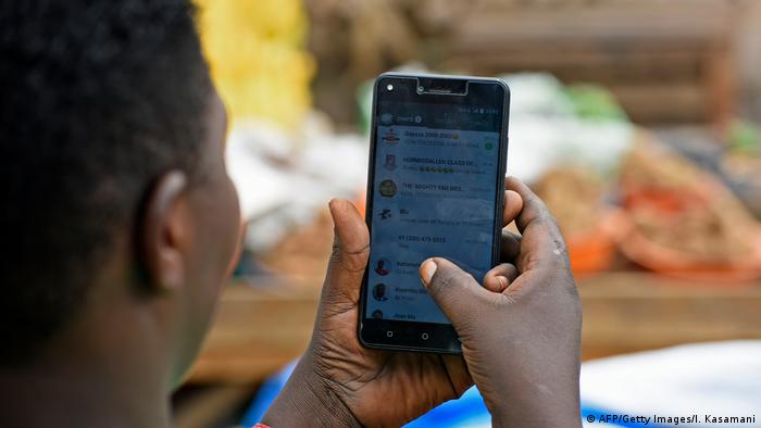 Eine Uganderin checkt ihren WhatsApp-Account