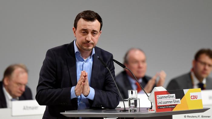Con la nueva secretaria general, la CDU está matando a dos pájaros de un tiro: el partido se está abriendo, está más predispuesto a la migración y al mismo tiempo, se muestra conservador, como se demuestra con la elección de Paul Ziemiak como secretario general de los cristianodemócratas alemanes. 