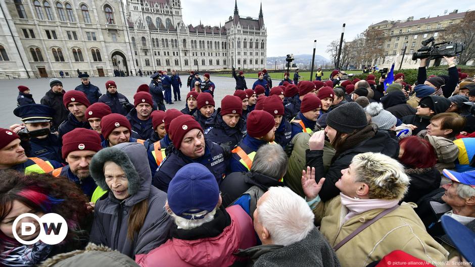 Hungary Protests 'slave Law' Overtime Rules – DW – 12/08/2018