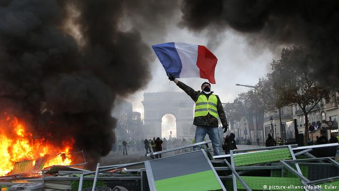 Prosvjednici uz zapaljene barikade u središtu Pariza