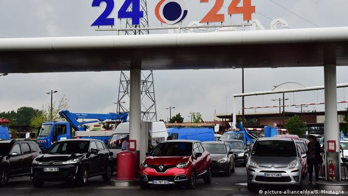 Автомобильная заправка во Франции