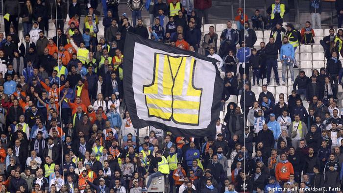 Протестующие во время акции желтых жилетов