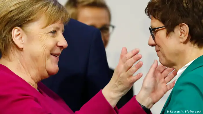 Annegret Kramp-Karrenbauer Angela Merkel (Reuters/K. Pfaffenbach)