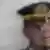 Foto de perfil de Jair Bolsonaro frente a un militar