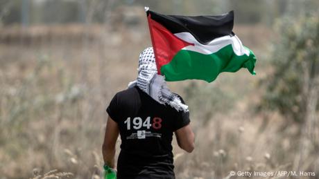 Palestinians from the Gaza Strip with flag (Getty Images / AFP / M. Hams)