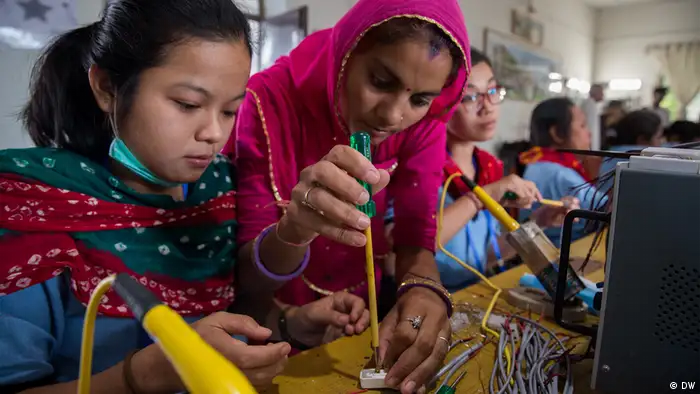 DW Made in Germany - Solarmamas Barefoot College Indien
