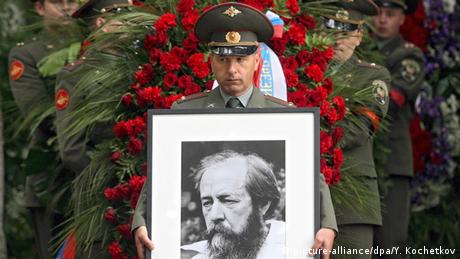 С две свои книги Александър Солженицин произнася присъди над сталинизма