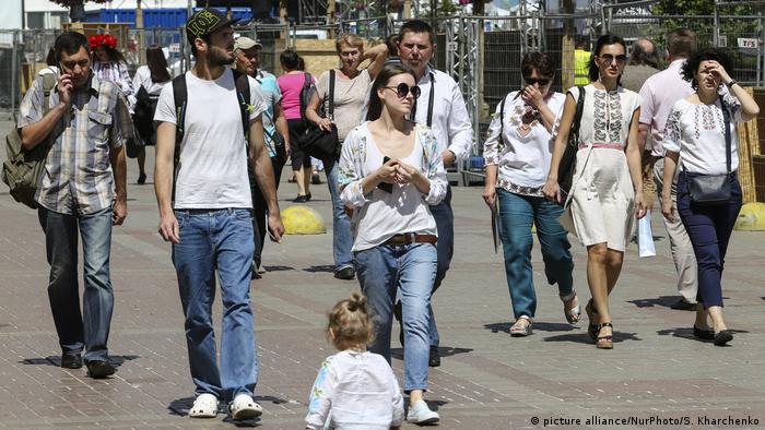 Люди гуляють Хрещатиком в Києві (архівне фото) 