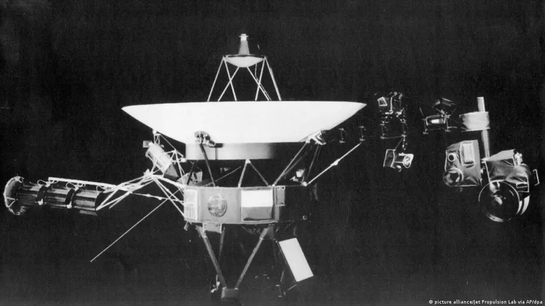 Space Probe Voyager 2 UNMANNED SPACE PROBE VOYAGER W/Golden Record