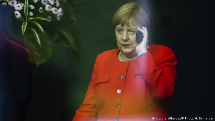 Bundeskanzlerin Angela Merkel telefoniert