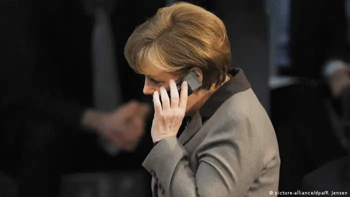 Angela Merkel telefoniert (picture-alliance/dpa/R. Jensen)
