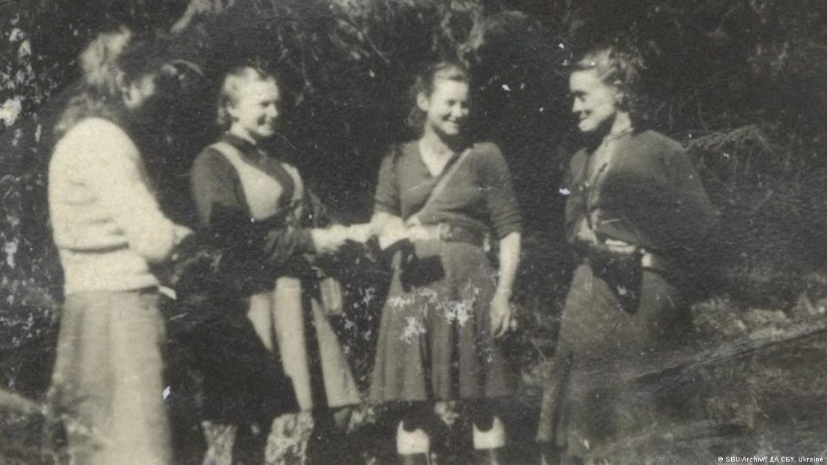 Пісні упа. Украинки бандеровки. Женщины бандеровцы. Женщины бандеровцы. Женщины бандеровцы.