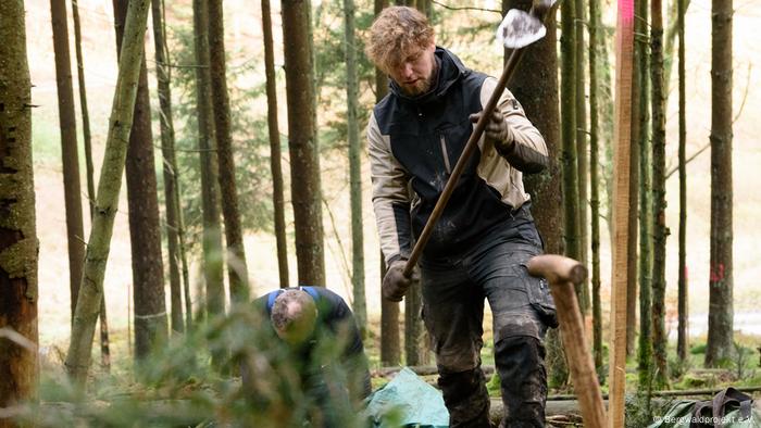 Freiwillige des Bergwaldprojekts bereiten den Waldboden für neues Bäume vor