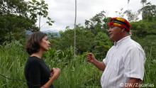 Carolina Chimoy, periodista de DW, y Rubén Naichap Yancur, presidente de la Federación Shuar de Zamora Chinchipe en Ecuador. 