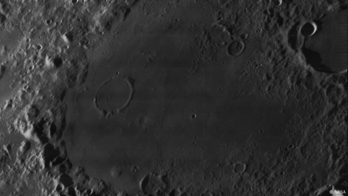 Schräge Sicht auf den größten Teil des Mare Humboldtianum auf dem Mond (NASA)