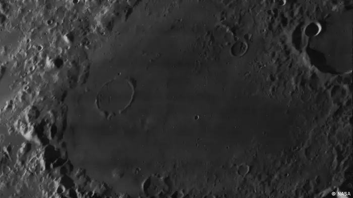 Foto da Nasa mostra paisagem lunar em preto e branco 