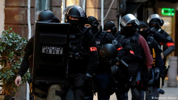 Frankreich Polizeieinsatz nach Schießerei auf dem Weihnachtsmarkt in Straßburg