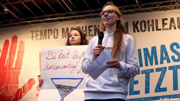 Lisa Storck spricht auf der Kölner Klimademonstration (Bild: DW/G. Rueter).