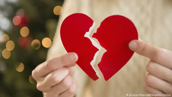 Symbolbild: Frau mit gebrochenem Herzen an Weihnachten