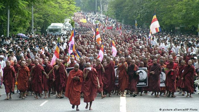 Protest against the military government in Myanmar 2007, a large group of people led by monks in saffron-colored robes and with shaved heads (picture alliance/AP Photo)