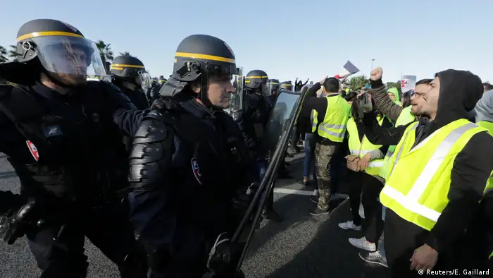 Police confront yellow vest protesters in Antibes, France (Reuters/E. Gaillard)